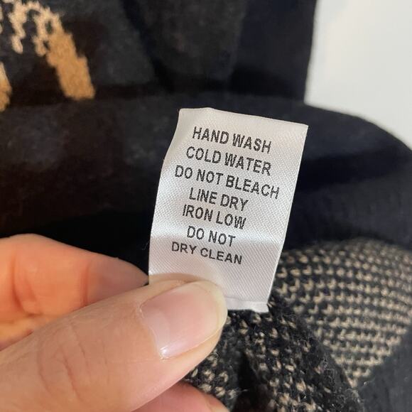 Bibi Black Tiger Pattern Pull Over Sweater Size XL Women’s Boutique Crew Neck - Picture 7 of 8